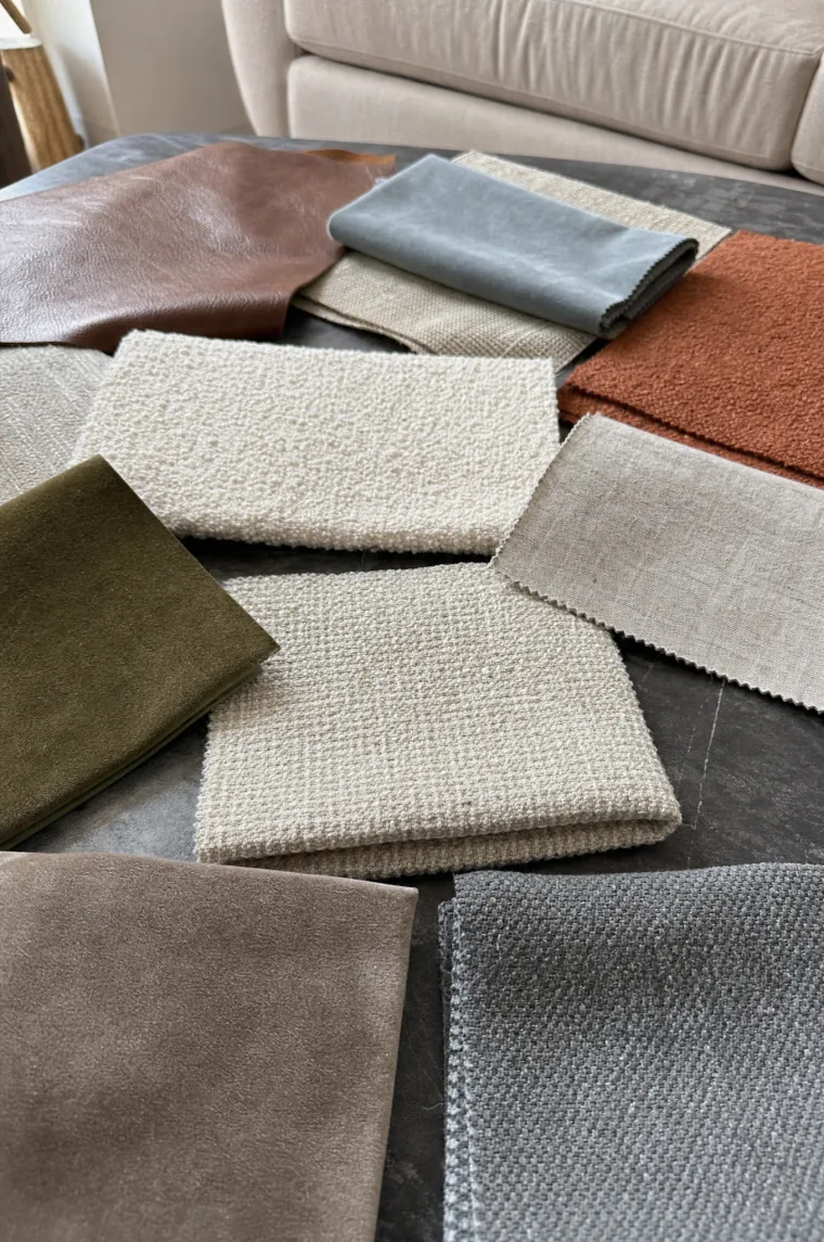 Muster von Bezugsstoffen — Bouclé, Velours, Leinen, Leder